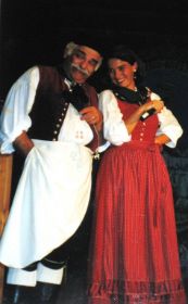 Wirt Jürgen und Saaltochter Sonja, Bierkrugstadel Bad Schussenried, 1997.JPG